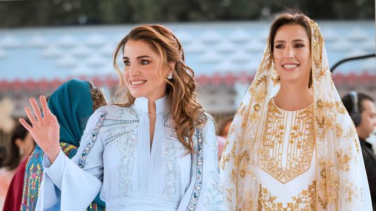 Takú svadbu svet dlho nezažil, jordánsky kráľ žení syna. Zatieni nevestu jeho krásna mama - kráľovná Rania je ako magnet