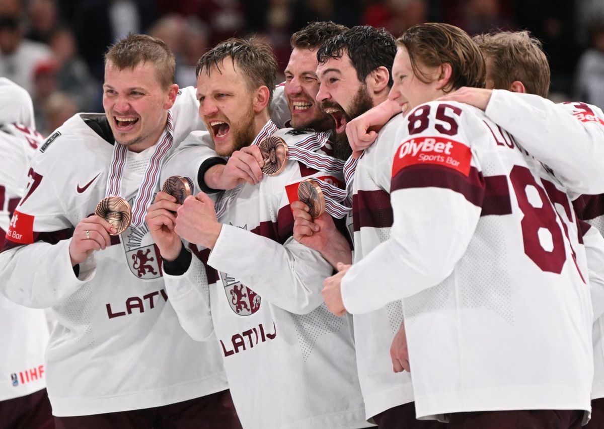 Hokejisti Lotyšska oslavujú bronz na MS 2023.