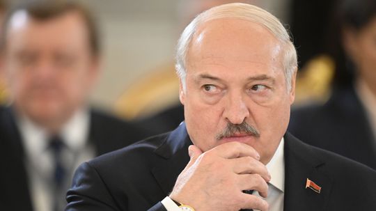 Lukašenko režíruje volebnú grotesku. Jeho služobníčka sa teší na facku demokracii