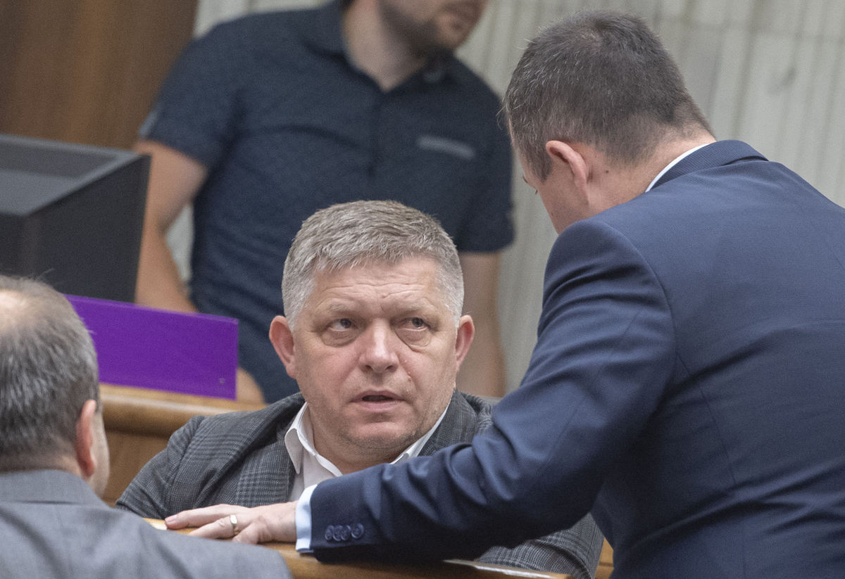 Na środkowym zdjęciu zastępca Robert Fico...