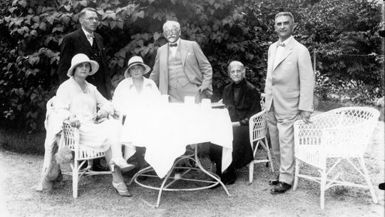 Alfons Mucha (v strede) s manželkou. Dáma v...