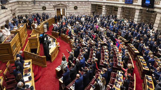 Parlament po dni rozpustili. Gréci pôjdu po mesiaci opäť k urnám