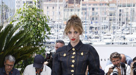 Maya Hawke v kreácii Schiaparelli 