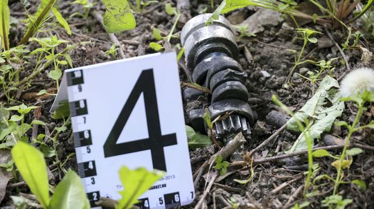 Časť dronu, ktorý poškodil bytový dom v Moskve...