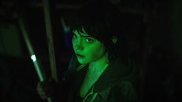 Sophie Thatcher ako Sadie Harper.
