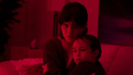 Sophie Thatcher ako Sadie Harper a Vivien Lyra...