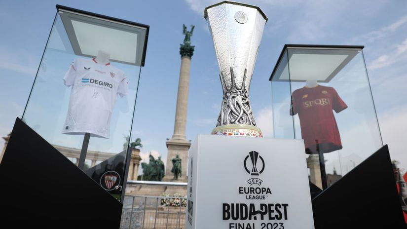 Replika trofeje za triumf v Európskej lige bola...