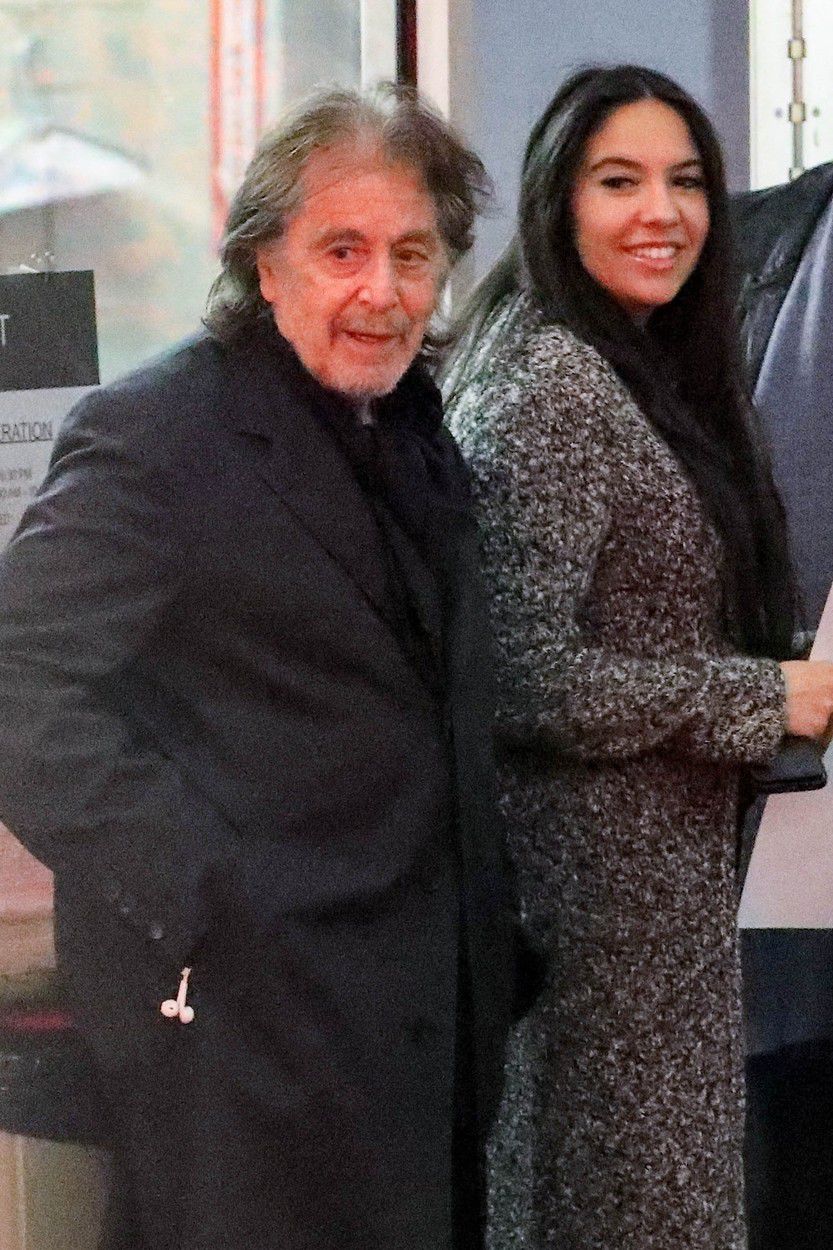 Al Pacino a jeho partnerka Noor Alfallah