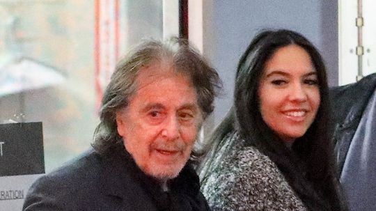 Má 29, rodičov milionárov a bude matkou dieťaťa 83-ročného Al Pacina: Kto je tmavovlasá kráska Noor Alfallah? 