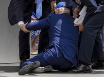 Biden zakopol a spadol na pódiu pri odovzdávaní diplomov. Moment zachytili kamery