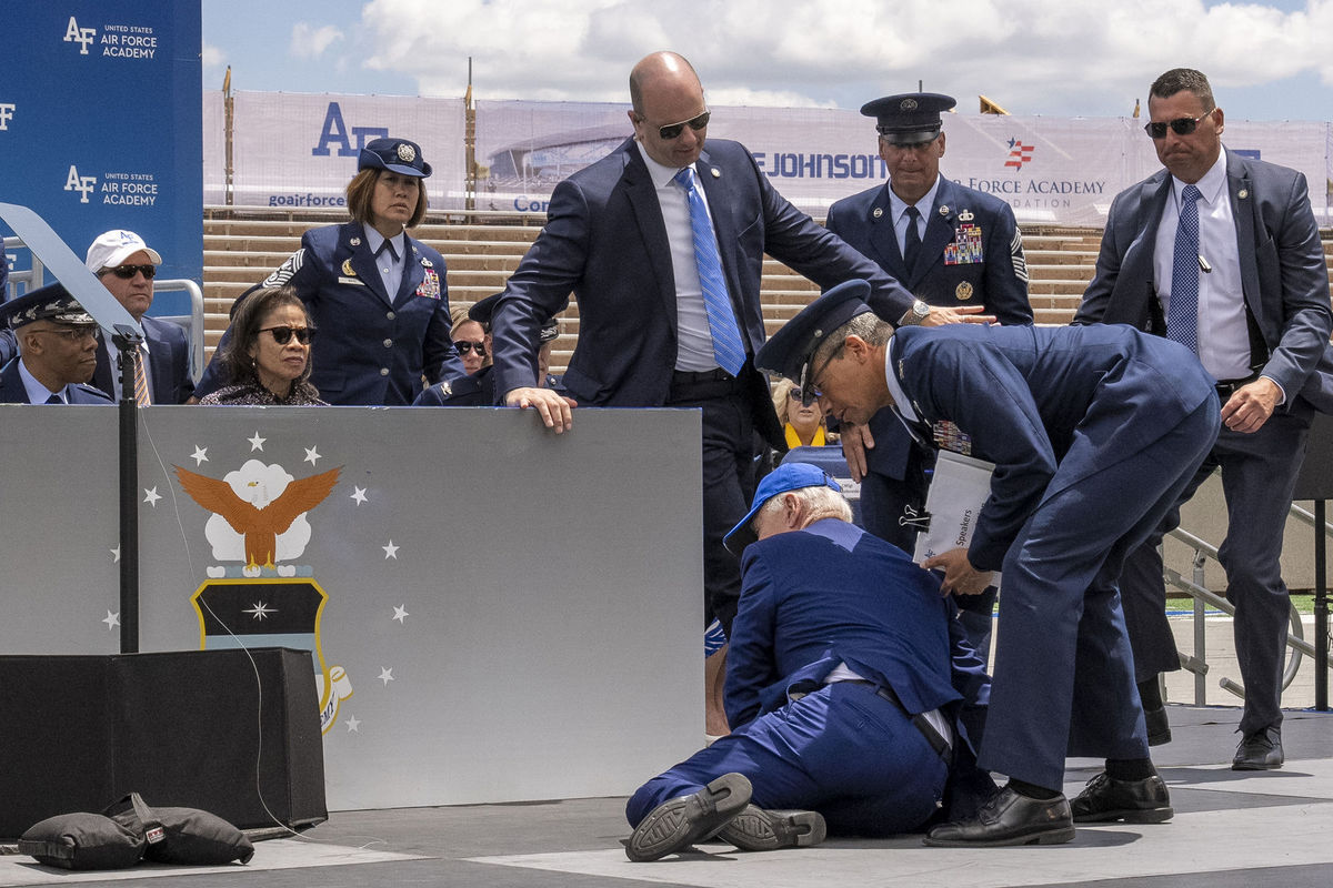 Americký prezident Joe Biden padá na pódiu...