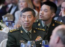 Iba krátke podanie rúk. Čínsky generál odmietol rokovať s Austinom na fóre v Singapure