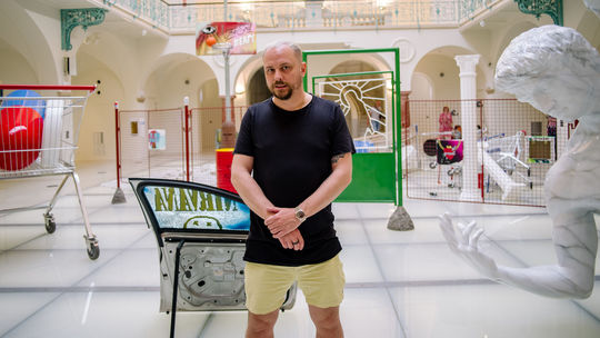 Pasta Oner reaguje výstavou The Gilded Age na...