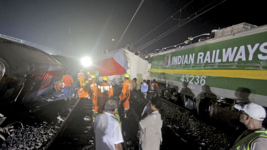Záchranári pracujú na mieste nehody vlakov v...