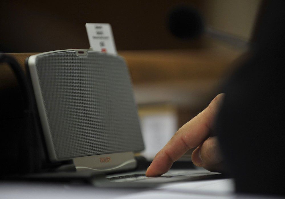 Na snímke z roku 2010 elektronické hlasovacie...
