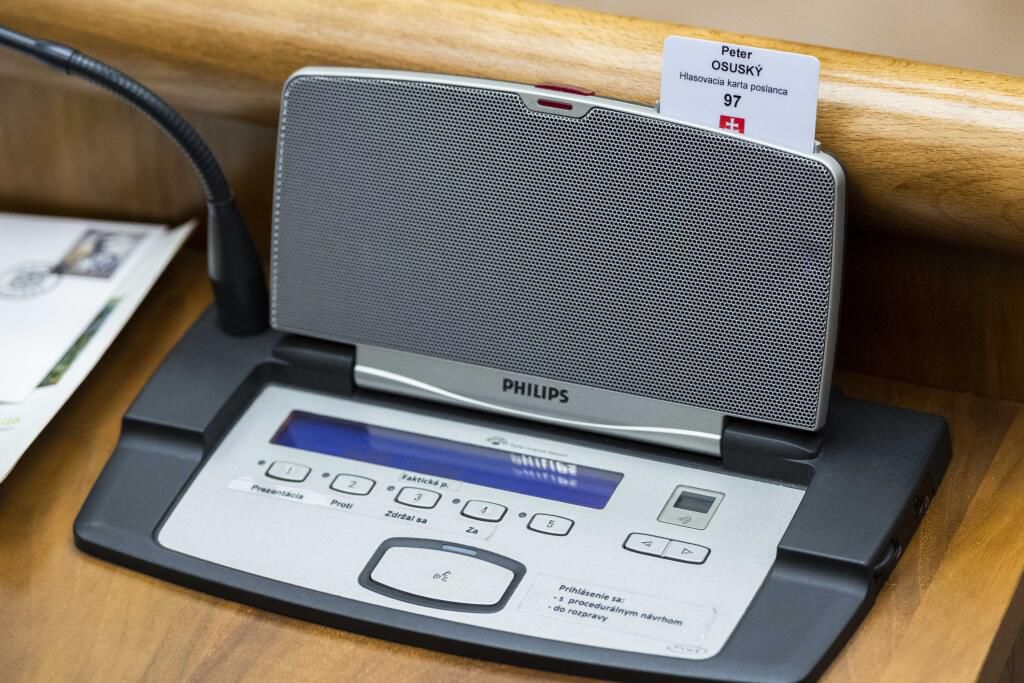 Elektronické hlasovacie zariadenie na snímke zo...