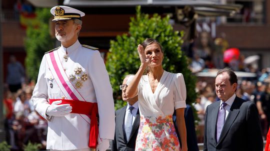 Kráľovná Letizia a kráľ Felipe na vojenskej...