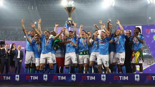 Neapol s Lobotkom ukončil sezónu triumfom. AS Rím si v dráme vybojoval Európsku ligu, Hellas sa lúči