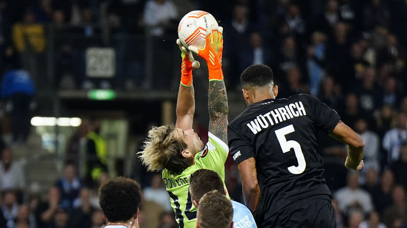 Najlepšia jedenástka sezóny (4-4-2). Brankár:...