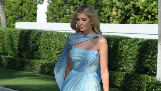 Popri princeznách žiarila v modeli za 6000 eur Ivanka Trump! Jej farbami hýriaca róba z jordánskej svadby očarí