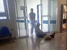 Zdravotník nasilu za ruku po zemi odtiahol muža z priestorov košickej nemocnice