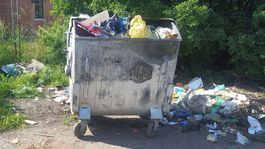 Smeti hromadiace sa v okolí kontajnerov.