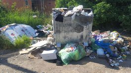 Smeti hromadiace sa v okolí kontajnerov.