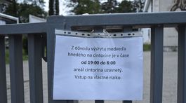 Na snímke upozornenie na výskyt medveďa na...