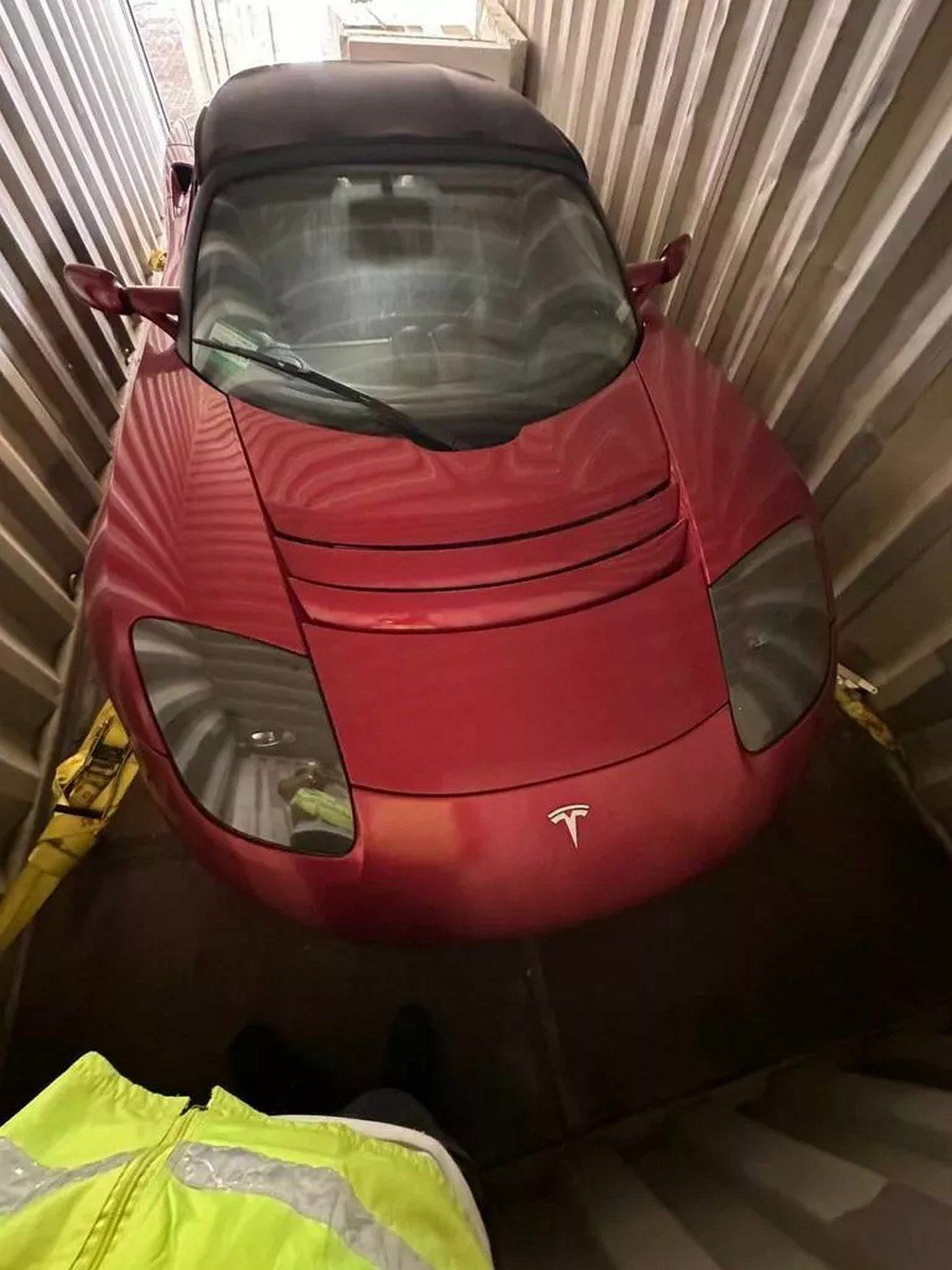 Elektrické Tesly Roadster strávili v kontajneri...