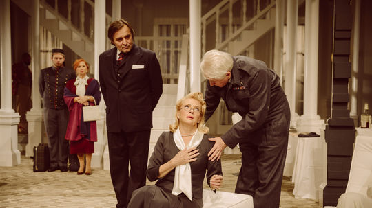 Jozef Vajda (Pán Foster), Zdena Studenková...