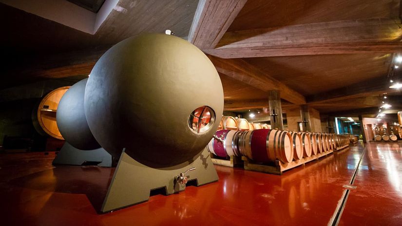 Betónová nádoba Galileo, svet sa točí stále okolo vína.