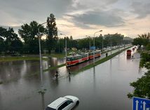 Bratislavu zasiahla silná búrka. Doprava kolabovala, hasiči vyťahovali autá zo zatopených podjazdov