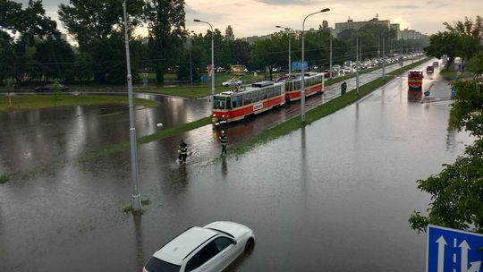 Bratislavu zasiahla silná búrka. Kolabuje doprava, hasiči vyťahujú autá zo zatopených podjazdov