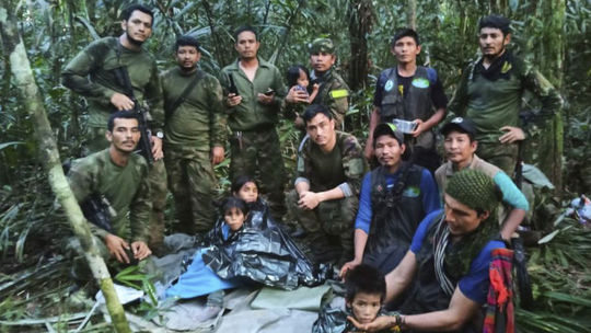 Deti, ktoré po páde lietadla prežili 40 dní v pralese, prepustili z nemocnice 