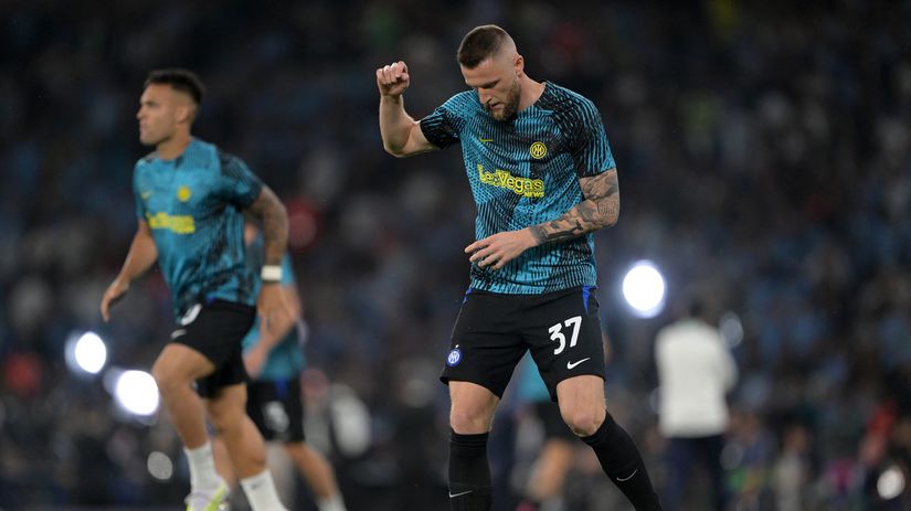 Obranca Interu Milan Škriniar počas rozcvičky...
