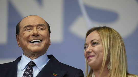 Pomohol k moci postfašistom a Trumpovi? Expert hodnotí Berlusconiho politický odkaz