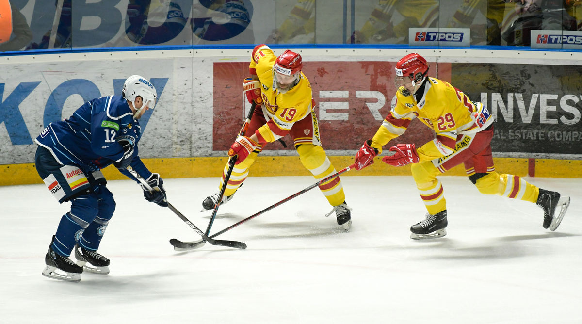 Samo Honzek (vpravo) si zahral extraligu v tíme...