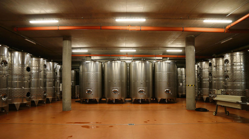 Antikorové nádoby, v ktorých prebieha riadená fermentácia vína.