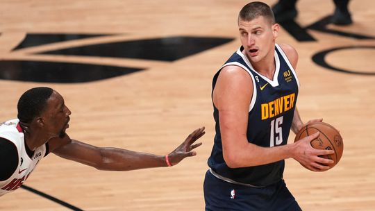 Americké hviezdy v nemom úžase. Jokič predviedol na Vianoce fantastický výkon