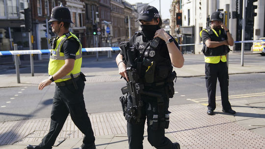 V Londýne pobodal útočník dvoch ľudí v nemocnici, polícia ho zadržala