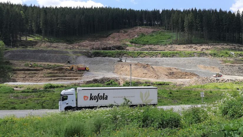 Stavenisko, od ktorého delí osadníkov len cesta.