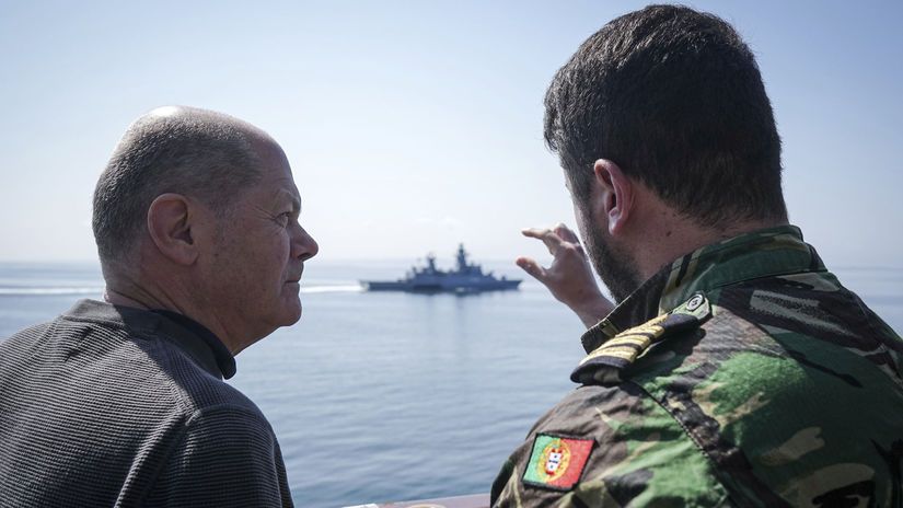 Nemecký kancelár Olaf Scholz (uprostred) na...