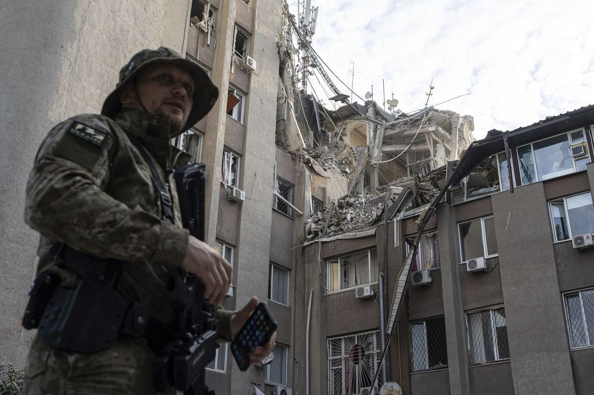 Ukrajinský vojak stojí pred budovou, ktorú...