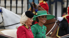 Camilla, kráľovná manželka (vľavo) a princezná Kate z Walesu 