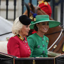 Camilla, kráľovná manželka (vľavo) a princezná Kate z Walesu 