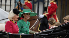 Camilla, kráľovná manželka (vľavo) a princezná Kate z Walesu