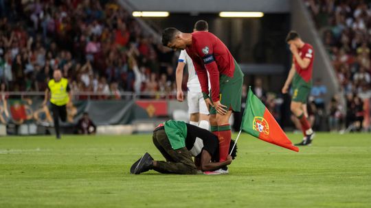 Na ihrisko vtrhol IShowSpeed, dvíhal Ronalda a bozkal mu nohy. CR7 si svojou reakciou získal ďalšie milióny fanúšikov