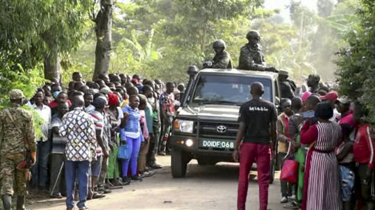 Militanti po piatkovom útoku na školu v Ugande uniesli viacero osôb