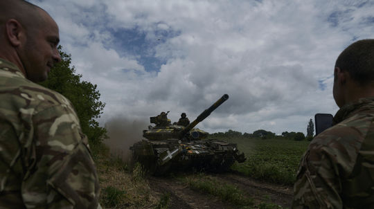 ONLINE: Rusi majú problémy s nedostatkom tankov, pripustil Šojgu