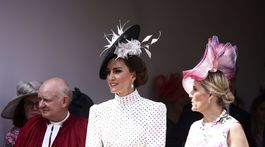 Princezná Kate z Walesu (vľavo) v kreácii Alessandra Rich a vojvodkyňa Sophie z Edinburghu